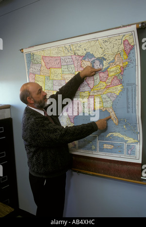 Professeur de géographie mâle points à la distance entre deux points ou destinations sur une carte dans la classe Banque D'Images