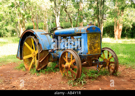 Vieux tracteur dans le parc de la maison de Karen Blixen Nairobi Banque D'Images