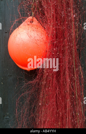 La bouée rouge et filet de pêche, close-up Banque D'Images