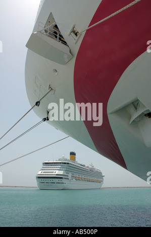 Bateau de croisière Costa Concordia au départ de La Goulette en Tunisie, vu de dessous l'arc de deux Ocean Village Banque D'Images