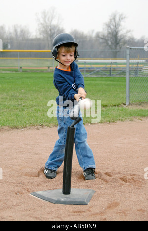 5 ans, garçons et filles apprennent à jouer au baseball en participant à un bal T ligue pour tous Banque D'Images