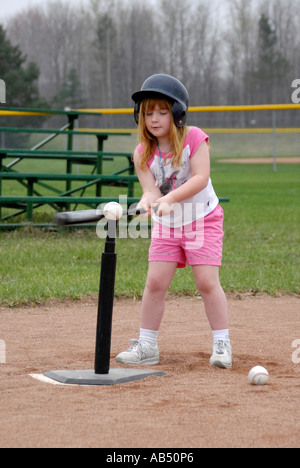 5 ans, garçons et filles apprennent à jouer au baseball en participant à un bal T ligue pour tous Banque D'Images