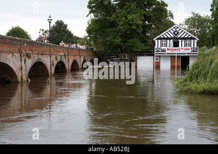 Pont du tramway après les fortes pluies de Stratford-upon-Avon warwickshire angleterre uk Banque D'Images