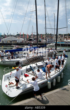 La Semaine de Cowes Yacht de Victric vient d'accoster à l'île de Wight Angleterre UK Banque D'Images