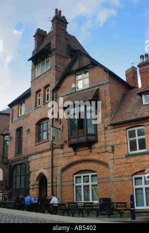 Le Castle pub, conçu par l'architecte nottingham excentrique, Watson fothergill. situé à l'extérieur du château de Nottingham. Banque D'Images