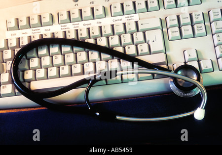 Les médecins médicaux bureau avec clavier de l'ordinateur et stéthoscope médecin généraliste qui la famille Banque D'Images