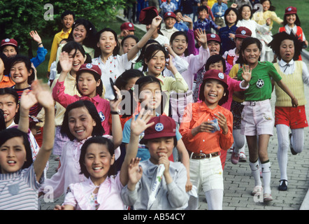 Corée. Les enfants regardent le parc Tumuli, un immense rayon de mounds de terre qui sont d'anciennes tombes de royales ou d'aristocr Banque D'Images