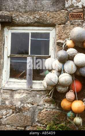 Détail de la décoration d'une des bouées de pêche ancien bâtiment en pierre sur l'île de St Martins Penzance, Cornwall, UK Banque D'Images