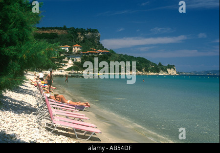 Chaises longues et transats au bord de la mer à la plage de Keri près de Limni Keriou village sur l'île grecque de Zakynthos Banque D'Images
