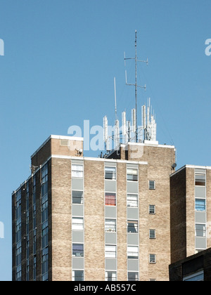 Warley Brentwood Essex haut section uniquement d'appartements de haute élévation avec forte concentration d'antennes radio et de téléphonie et de mâts Banque D'Images