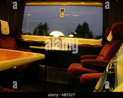 Table et sièges de première classe du train Eurostar Banque D'Images