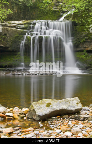 Les chutes d'eau de cauldron supérieur attrayant de West Burton à la frontière entre Wharfedale et Wensleydale Yorkshire Dales UK Banque D'Images