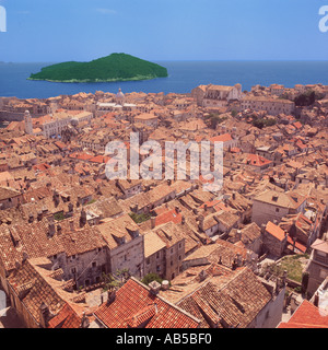 À la masse sur les toits des bâtiments et les rues en plein soleil dans le vieux Dubrovnik, sur la côte dalmate Croatie Banque D'Images