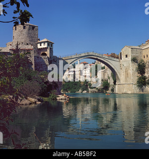 Le classic original vieux pont construit en pierre voûtée avec l'ancienne tour de garde sur la gauche à Mostar avant les années 80 troubles yougoslave Banque D'Images