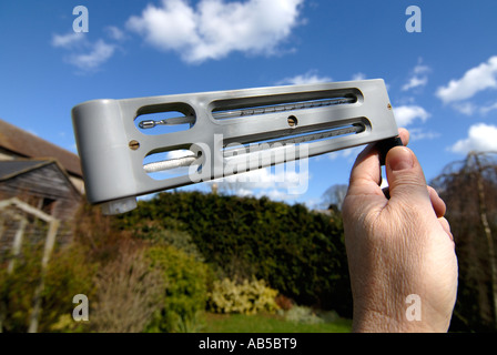 Un hygromètre tourbillonnant pour mesurer l'humidité. Banque D'Images