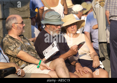 Fans de jazz dans les rues de Brecon pour le Festival de jazz annuel Brecon Powys South Wales UK Banque D'Images