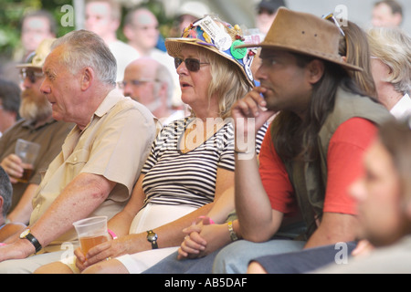 Public visé en plein soleil à l'écoute de bande au Festival de jazz annuel Brecon Powys Pays de Galles UK Banque D'Images