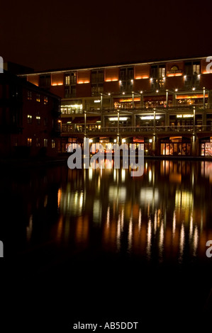 L'arrière de la boîte aux lettres Birmingham avec des boutiques et de la bbc birmingham avec canal à l'arrière Banque D'Images