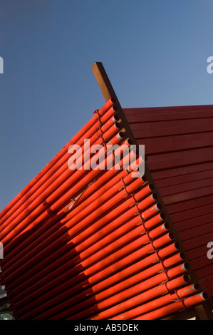 Échafaudage rouge entassés prêt à être utilisé pour faire une scène Banque D'Images