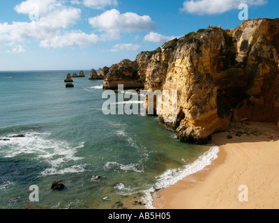 Praia da Dona Ana Lagos Algarve Portugal petite plage entourée de falaises de grès près de Lagos Banque D'Images