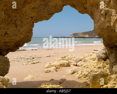 Albufeira Algarve Portugal ROCK ARCH sur Praia da Oura une superbe plage de sable entourée de falaises de grès Banque D'Images
