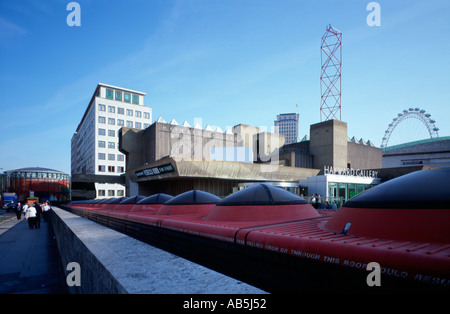 La Hayward Gallery et le toit du musée de l'image en mouvement Rive Sud Tamise Londres Angleterre Royaume-Uni Grande-bretagne europe eu Banque D'Images