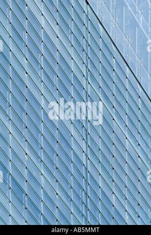 Vivement une image graphique de bâtiment moderne du centre-ville tourné en soleil d'été sous un ciel bleu Banque D'Images