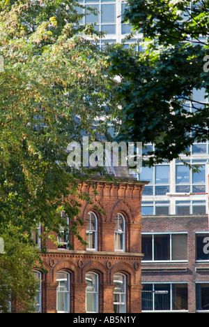 Vivement une image graphique de bâtiments du centre-ville moderne tourné contre l'architecture beaucoup plus âgés pour illustrer les changements de style Banque D'Images