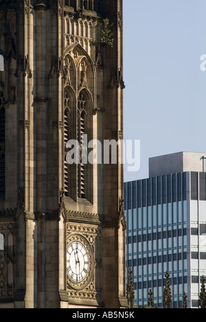 Vivement une image graphique de bâtiments du centre-ville moderne tourné contre l'architecture beaucoup plus âgés pour illustrer les changements de style Banque D'Images
