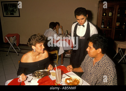 Peuple mexicain, couple, manger, restaurant mexicain Los Almendros, aliments et boissons, la nourriture mexicaine, Merida, Yucatan, péninsule du Yucatan, Mexique Banque D'Images