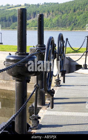 Newry vertical ship canal d'écluses et des contrôles à l'écluse de Victoria, récemment rénové, le Carlingford Lough Banque D'Images