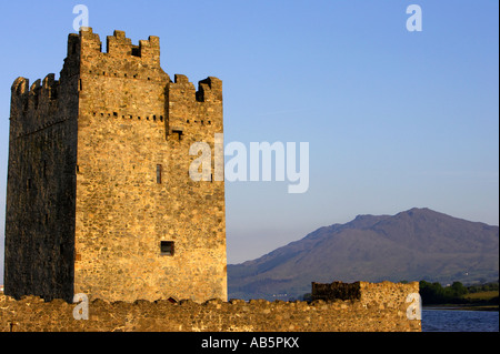 Château de narrow water sur la river clanrye dans lumière du soir avec les montagnes de Cooley dans l'arrière-plan Banque D'Images