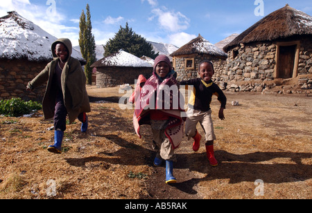 Les garçons enveloppés dans des couvertures dans les zones rurales, en province, le Lesotho Lesotho Banque D'Images