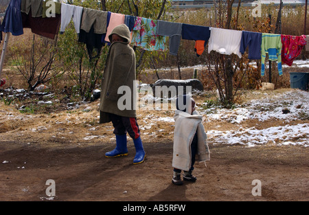 Les garçons enveloppés dans des couvertures dans les zones rurales, en province, le Lesotho Lesotho Banque D'Images