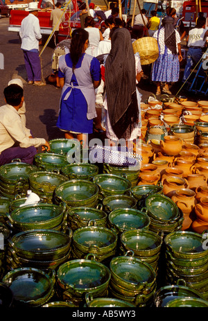 Vendeurs vendeurs vendre vert poterie émaillée au marché le Samedi, le Mercado de Abastos, capitale de Oaxaca de Juarez dans l'état d'Oaxaca au Mexique Banque D'Images