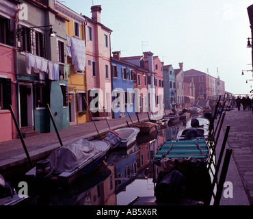 Maisons de pêcheurs aux couleurs vives sur l'île de Burano, dans la partie nord de la lagune de Venise, Italie Banque D'Images