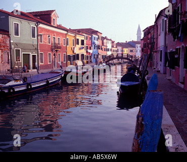 Maisons de pêcheurs aux couleurs vives sur l'île de Burano, dans la partie nord de la lagune de Venise, Italie Banque D'Images