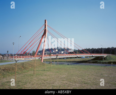 Type de haubans passerelle piétonne sur une autoroute a4 près de Wroclaw, Silésie, Pologne. Banque D'Images