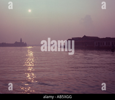 L'île de Murano avec le cimetière de l'île Isola di San Michele au crépuscule d'un bateau-bus, Venise, Italie, Europe Banque D'Images