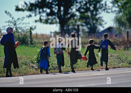 Les enfants Amish et saut de marche de l'école le comté de Lancaster en Pennsylvanie Banque D'Images