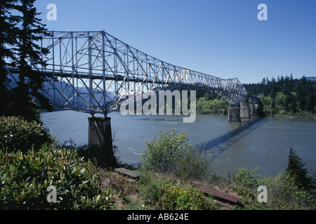 Pont des dieux s'étend du fleuve Columbia et de l'Oregon à l'État de Washington à Cascade Locks Oregon USA Banque D'Images