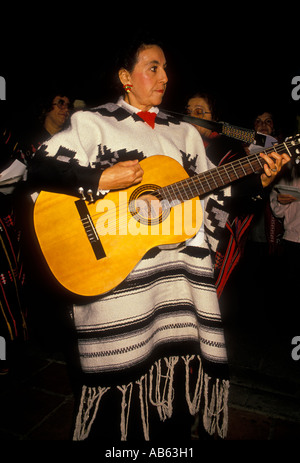 L'américano-mexicaine femme, jouer de la guitare, guitare, guitariste, mariachis, Las Posadas, San Antonio, Texas, United States, Amérique du Nord Banque D'Images