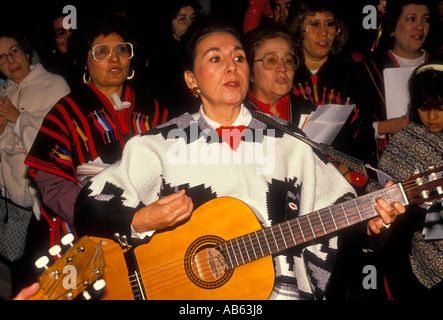 L'américano-mexicaine femme, jouer de la guitare, guitare, guitariste, mariachis, membre de la bande, San Antonio, Texas, United States, Amérique du Nord Banque D'Images