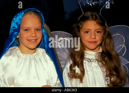 2, 2, les filles, les acteurs, Vierge Marie, sur la gauche, l'Ange de l'Éternel, sur la droite, le contact oculaire, vue de face, portrait, Las Posadas, San Antonio, Texas Banque D'Images