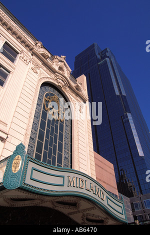 Missouri Kansas City Midland Theatre et un KC Place Bldg en arrière-plan Banque D'Images