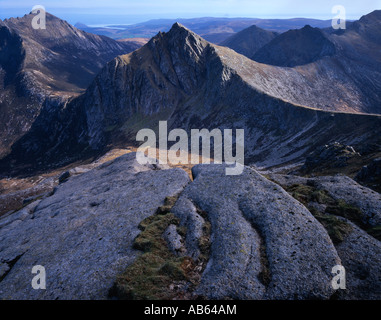 Vu de Mhor Cir Castail Abhail avec Holy Island au-delà Goatfell, Arran. Banque D'Images