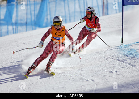 Sabine Gasteiger d'Autriche suit les cris de son guide dans les Womens Ski alpin Slalom géant concurrence Malvoyants Banque D'Images