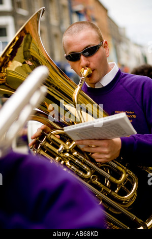 Jeune joueur de tuba Aberystwyth Silver Band à la mairie dimanche procession à travers les rues d'Aberystwyth, Ceredigion Banque D'Images