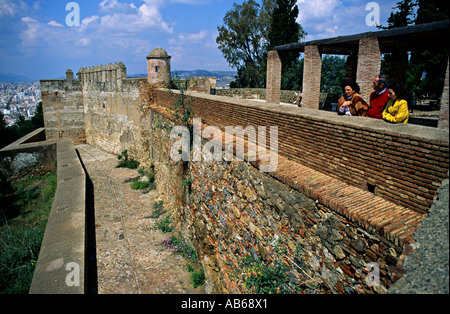 Les touristes d'admirer la vue depuis l'ancien château de Gibralfaro sur la colline au-dessus de Málaga sur la Costa del Sol Espagne Banque D'Images