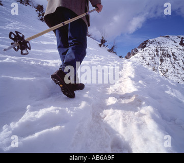 Mountain walker sur son chemin vers le sommet Banque D'Images